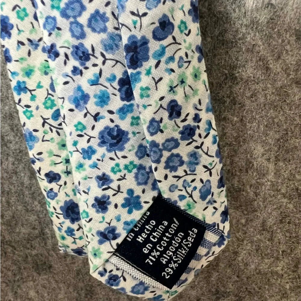 Crown & Ivy‎ men's neck tie with a blue floral pattern  New